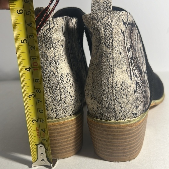 Boutique by Corkys‎ Port Black Snake Print Ankle Boots Booties Women Size 8 - Picture 6 of 11